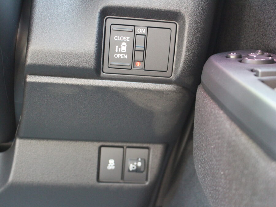 NBOXカスタム　ベースグレード